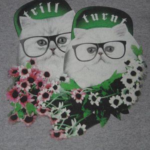 A.LAB KITTENS CAT IN TRUCKER HATS TRILL TURNT FLOWER MEDIUM GRAY T-SHIRT H1723